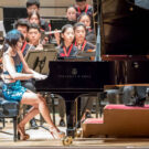 Yuja Wang al piano con orquesta. Foto: Wikimedia commons para «Yuja wang», dominio público.