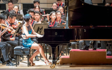 Yuja Wang al piano con orquesta. Foto: Wikimedia commons para «Yuja wang», dominio público.