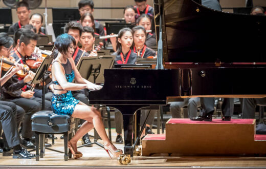 Yuja Wang al piano con orquesta. Foto: Wikimedia commons para «Yuja wang», dominio público.