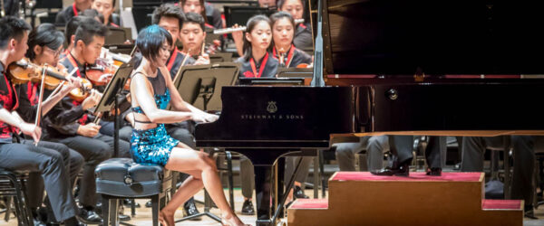 Yuja Wang al piano con orquesta. Foto: Wikimedia commons para «Yuja wang», dominio público.