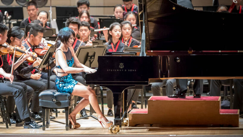 Yuja Wang al piano con orquesta. Foto: Wikimedia commons para «Yuja wang», dominio público.