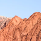 Las Montañas de Fuego registran altas temperaturas y su color rojizo junto con la distorsión óptica del calor producen la sensación de fuego ardiente en la lejanía. Foto: 123RF.
