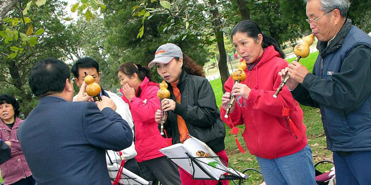 concierto callejero de Hulusi. Foto: Dennis G. Jarvis - China-6963, CC BY-SA 2.0, Wikimedia para «hulusi».