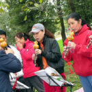 concierto callejero de Hulusi. Foto: Dennis G. Jarvis - China-6963, CC BY-SA 2.0, Wikimedia para «hulusi».