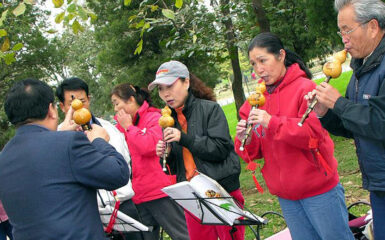 concierto callejero de Hulusi. Foto: Dennis G. Jarvis - China-6963, CC BY-SA 2.0, Wikimedia para «hulusi».