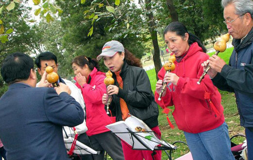concierto callejero de Hulusi. Foto: Dennis G. Jarvis - China-6963, CC BY-SA 2.0, Wikimedia para «hulusi».