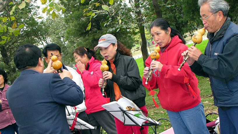 concierto callejero de Hulusi. Foto: Dennis G. Jarvis - China-6963, CC BY-SA 2.0, Wikimedia para «hulusi».