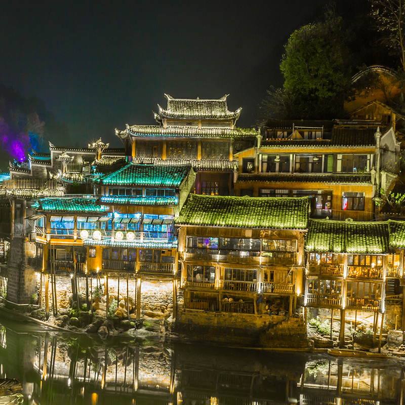 Fenghuang (凤凰) y sus casas colgantes iluminadas. Foto: 123RF.