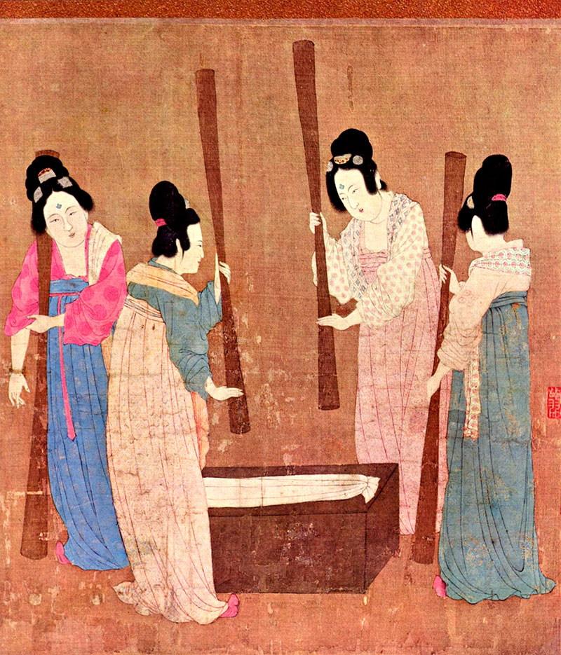 Inventos de la antigua China: mujeres golpeando seda. Foto: Wikipedia.
