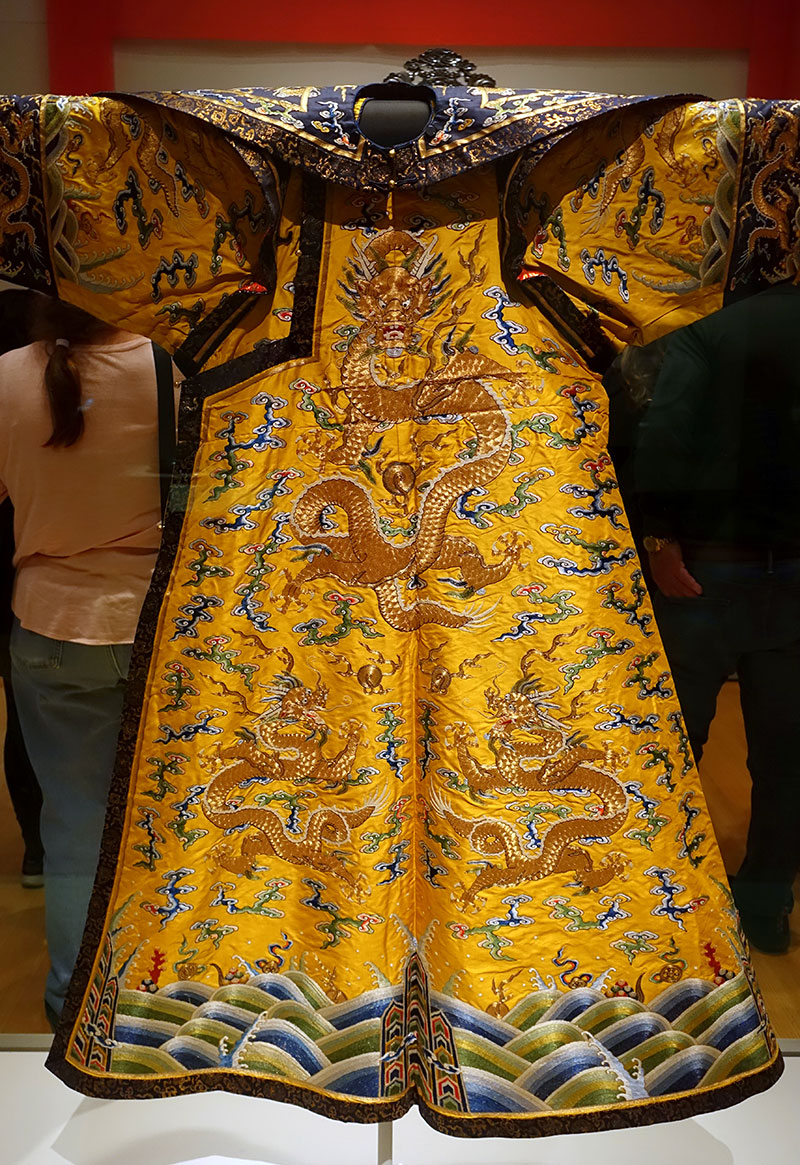 Ropas con el motivo del dragón, para los emperadores chinos. Foto: Daderot, Wikipedia, dominio público, para «Suzhou embroidery»