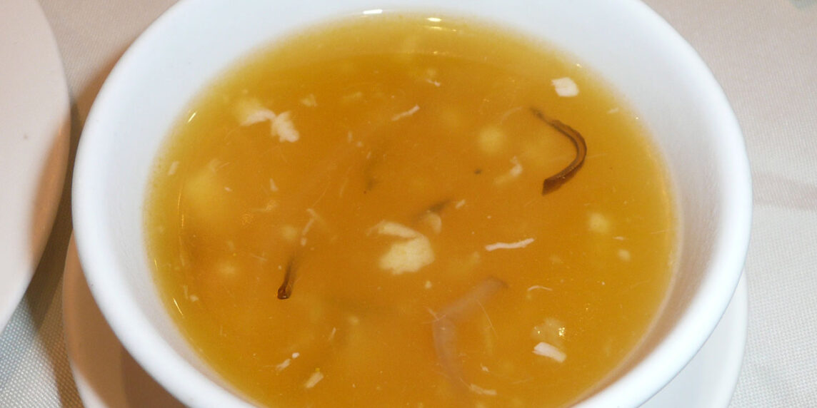 Una sopa de pollo nunca es simplemente una sopa si tiene semillas de «camellia oleifera», el aceite de té. Sobre todo si la ha cocinado el mismo Peng Zu... Foto: Brücke-Osteuropa, Wikimedia, dominio público para «soups and stews of china».
