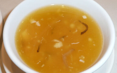 Una sopa de pollo nunca es simplemente una sopa si tiene semillas de «camellia oleifera», el aceite de té. Sobre todo si la ha cocinado el mismo Peng Zu... Foto: Brücke-Osteuropa, Wikimedia, dominio público para «soups and stews of china».