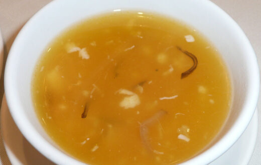 Una sopa de pollo nunca es simplemente una sopa si tiene semillas de «camellia oleifera», el aceite de té. Sobre todo si la ha cocinado el mismo Peng Zu... Foto: Brücke-Osteuropa, Wikimedia, dominio público para «soups and stews of china».