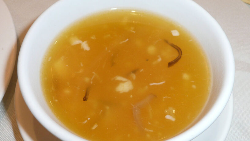 Una sopa de pollo nunca es simplemente una sopa si tiene semillas de «camellia oleifera», el aceite de té. Sobre todo si la ha cocinado el mismo Peng Zu... Foto: Brücke-Osteuropa, Wikimedia, dominio público para «soups and stews of china».