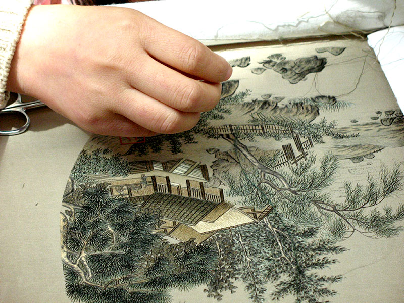 Pintura tradicional china llevada al bordado por manos de la famlia Gu, en Suzhou. Foto: Gary Soup, CC BY 2.0. Wikimedia para «Chinese embroidery».