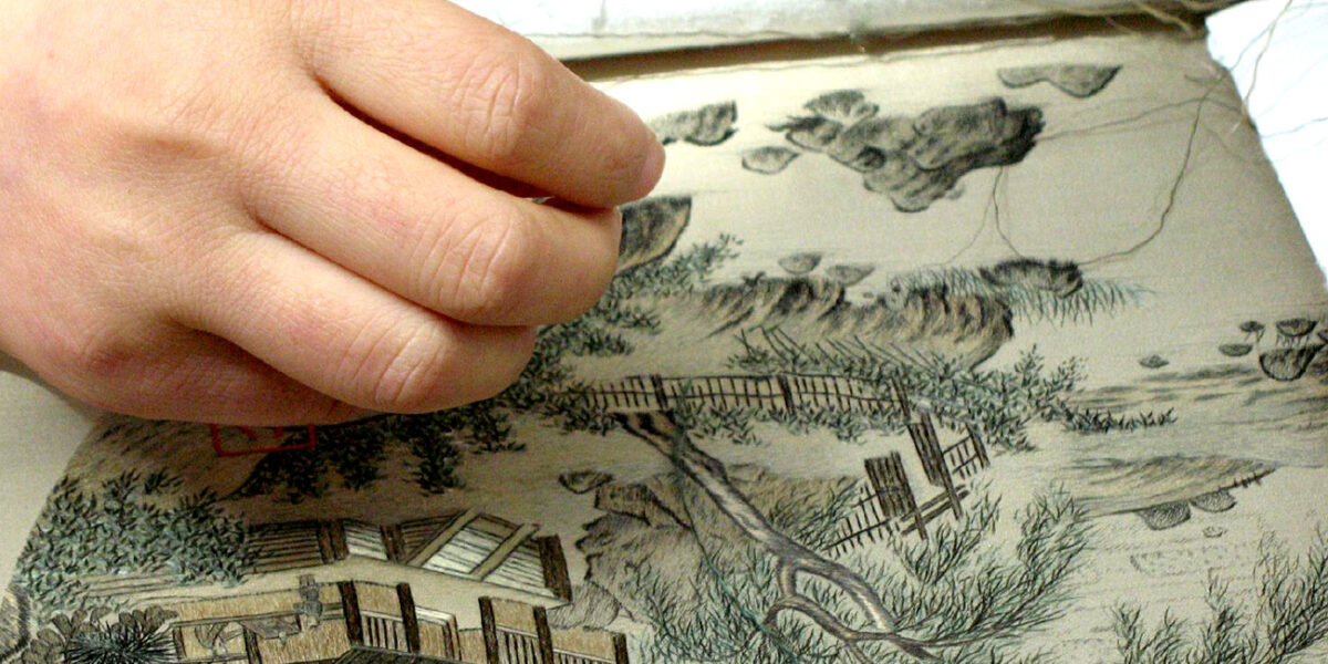 Pintura tradicional china llevada al bordado por manos de la famlia Gu, en Suzhou. Foto: Gary Soup, CC BY 2.0. Wikimedia para «Chinese embroidery».