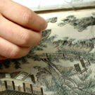 Pintura tradicional china llevada al bordado por manos de la famlia Gu, en Suzhou. Foto: Gary Soup, CC BY 2.0. Wikimedia para «Chinese embroidery».