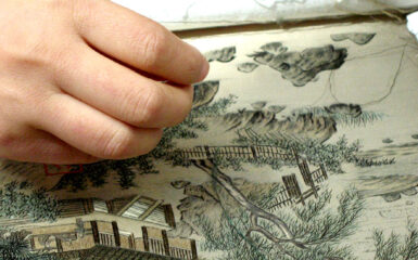 Pintura tradicional china llevada al bordado por manos de la famlia Gu, en Suzhou. Foto: Gary Soup, CC BY 2.0. Wikimedia para «Chinese embroidery».
