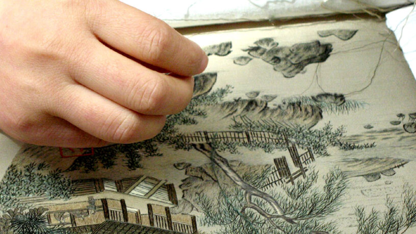 Pintura tradicional china llevada al bordado por manos de la famlia Gu, en Suzhou. Foto: Gary Soup, CC BY 2.0. Wikimedia para «Chinese embroidery».