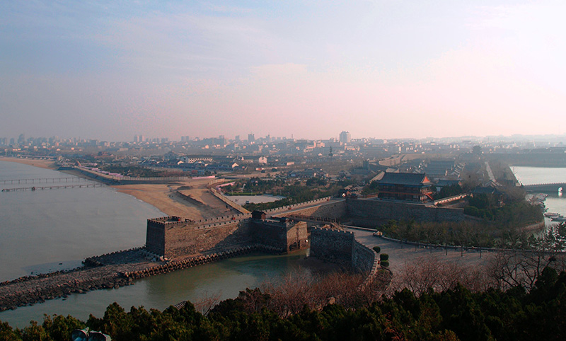 Vista de Penglai. Foto: Wikimedia commons para «Penglai». Dominio Público.