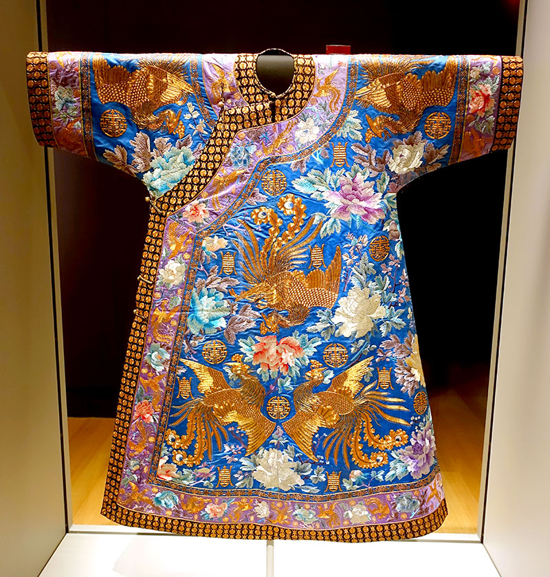 Ropaje con motivos de fénix, el símbolo de las emperatrices. Foto: Daderot, Wikipedia, dominio público, para «Suzhou embroidery».