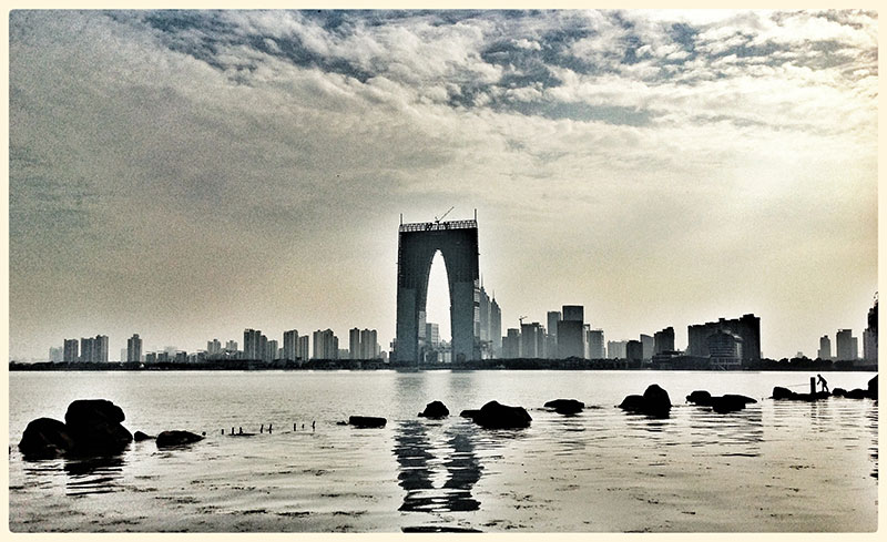 Skyline de Suzhou con la vista de la Puerta de Oriente. Foto: Mudaxiong, CC BY-SA 3.0, Wikimedia para «Skylines in Suzhou».