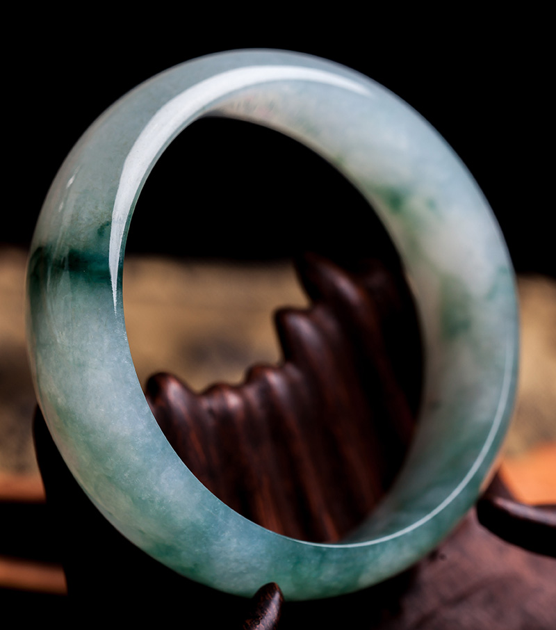 El jade de Lantian permite la talla de grandes brazaletes gracias a su dureza. Foto: 123RF.