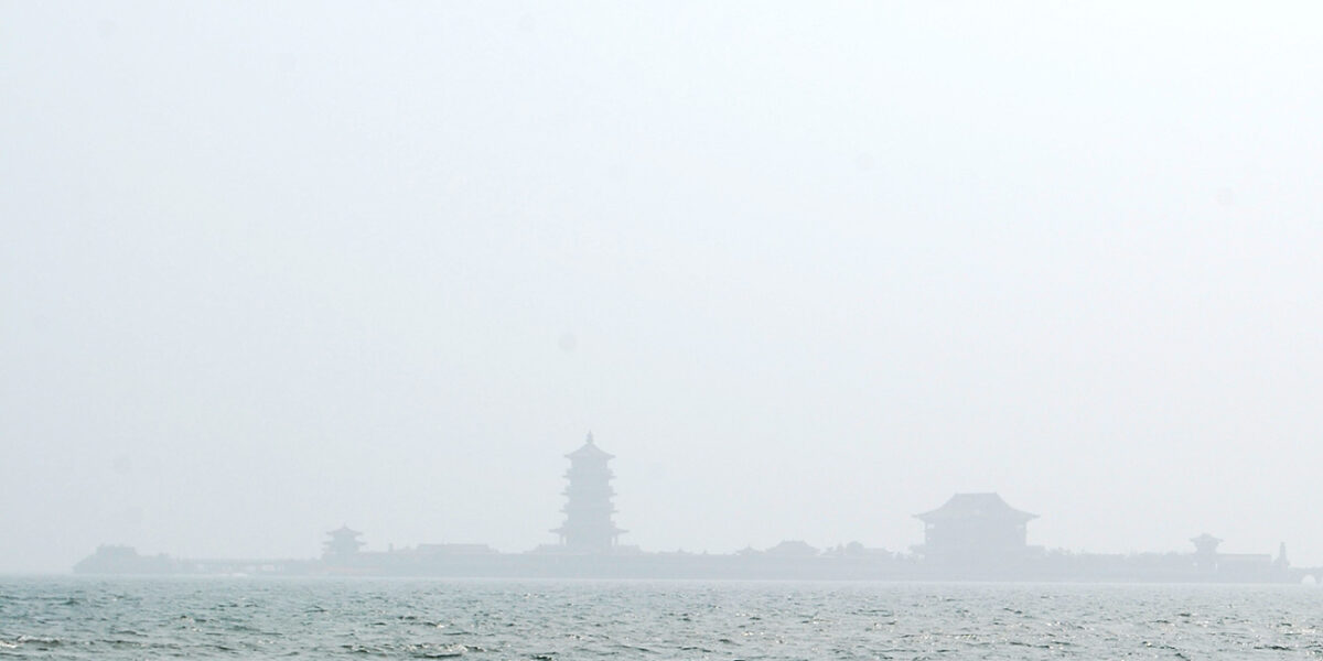 Vista entre la bruma de Penglai, tierra de hadas y espejismos. Foto: wikimedia commons para «Penglai», dominio publico.