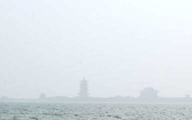 Vista entre la bruma de Penglai, tierra de hadas y espejismos. Foto: wikimedia commons para «Penglai», dominio publico.