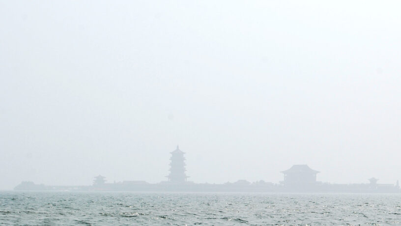 Vista entre la bruma de Penglai, tierra de hadas y espejismos. Foto: wikimedia commons para «Penglai», dominio publico.