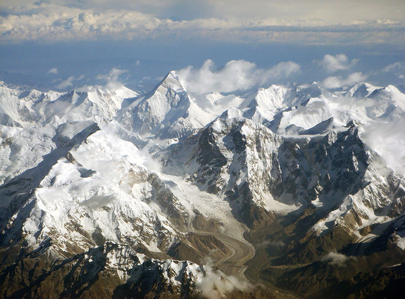 La cordillera de Tian Shan en la frontera de China, Kazajistán y Kirguistán, con el Khan Tengri (7.010 m) visible en el centro. Foto: Chen Zhao. Wikimedia para «Central Tian Shan Mountains». CC BY 2.0.