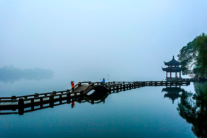 La isla de los tres estanques: paisaje brumoso en el lago del Oeste de Hangzhou. Foto: 123Rf.