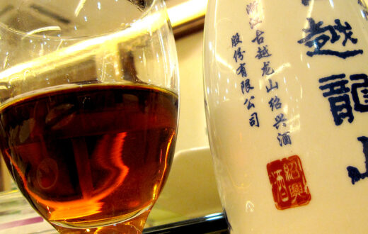 Botella y copa de vino de arrox de Shaoxing huadiao. Foto: Bernt Rostad. Wikimedia commons, dominio público para Shaoxing rice wine.