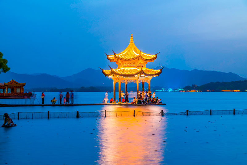 Zhejiang o la seda: El lago del Oeste de Hangzhou, de noche. Foto: 123Rf.