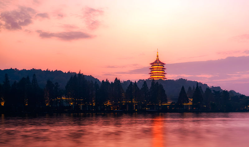 Zhejiang o la seda: torre Leifeng en el lago del Oeste Foto: 123Rf.