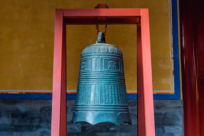 Qufu, los rtes Kong y Confucio: campana en el salón del gran logro en el templo de Confucio en Beijing. Foto: 123RF.
