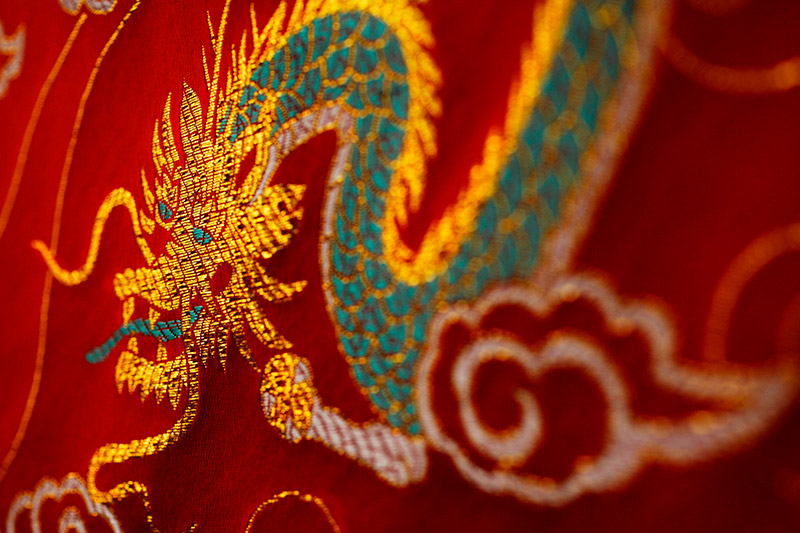 Mitos y leyendas del dragón chino: dragón bordado sobre seda. Foto: 123RF.