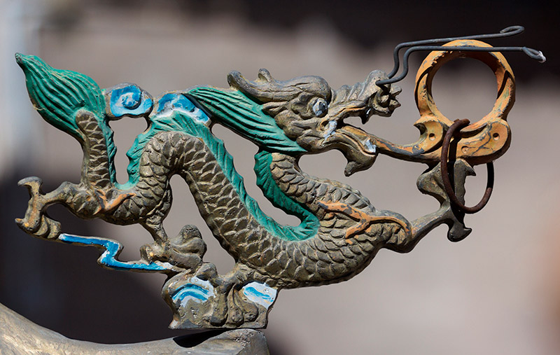 Mitos y leyendas del dragón chino: ornamento chino del dragón en el soporte de latón incienso. Foto: 123RF.