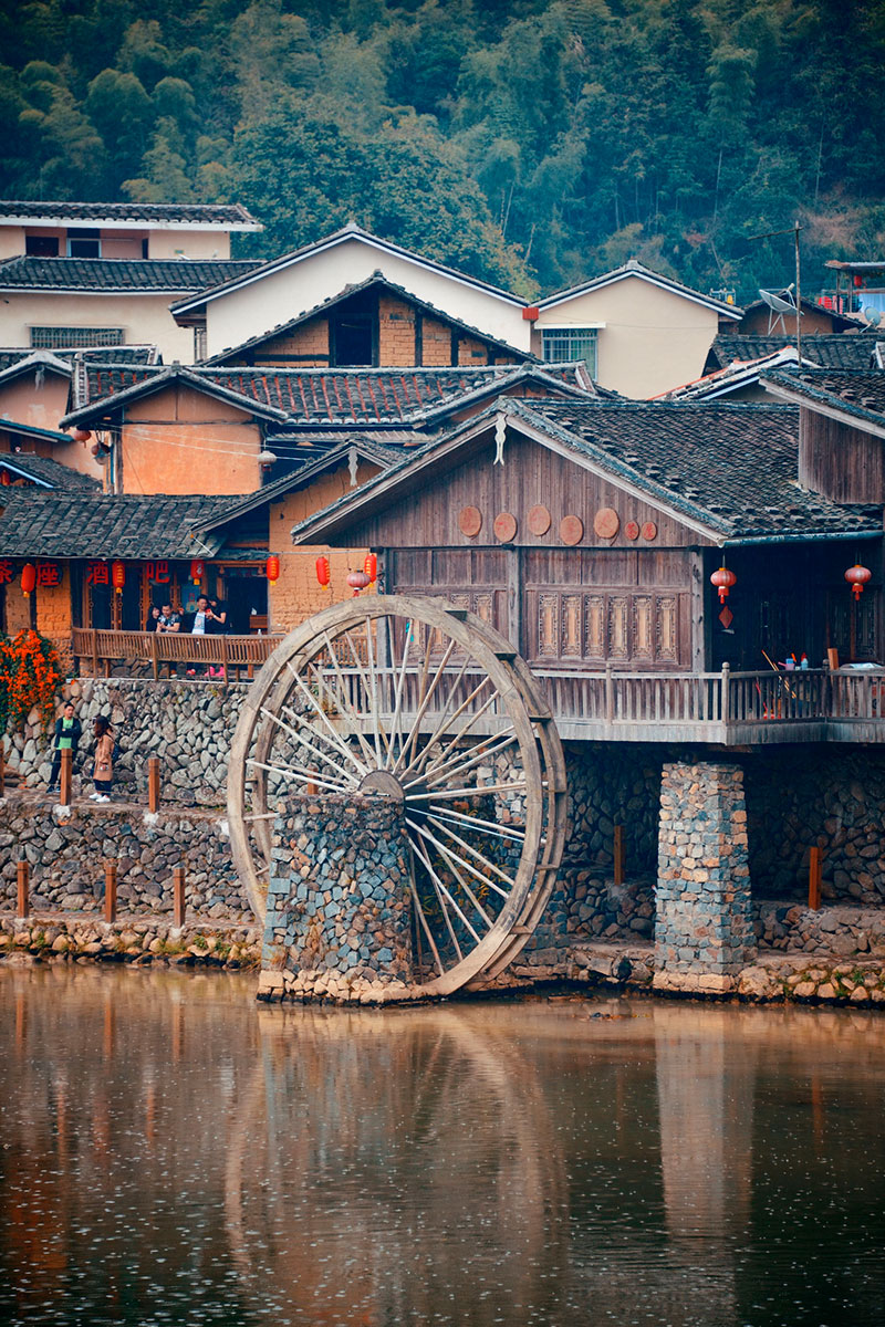 Fujian: casco antiguo de Yunshuiyao junto al río, con molino de agua en Fujian.