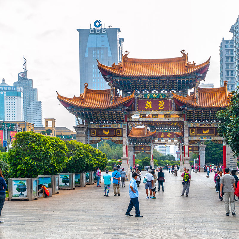 Arcos iluminados en el centro de la ciudad de Kunming. Al fondo, los edificios de la ciudad moderna. Foto: 123RF.