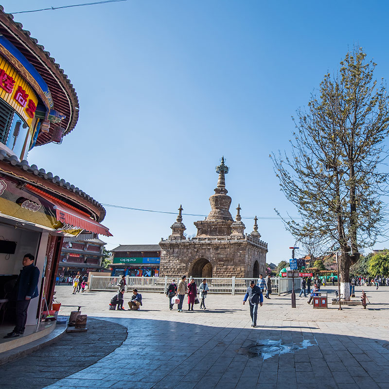 Casco antiguo de Guandu. Al fondo, la gran estupa que preside la plaza Jingang. Se trata de la estupa de cinco torres más antigua y mejor conservada de China