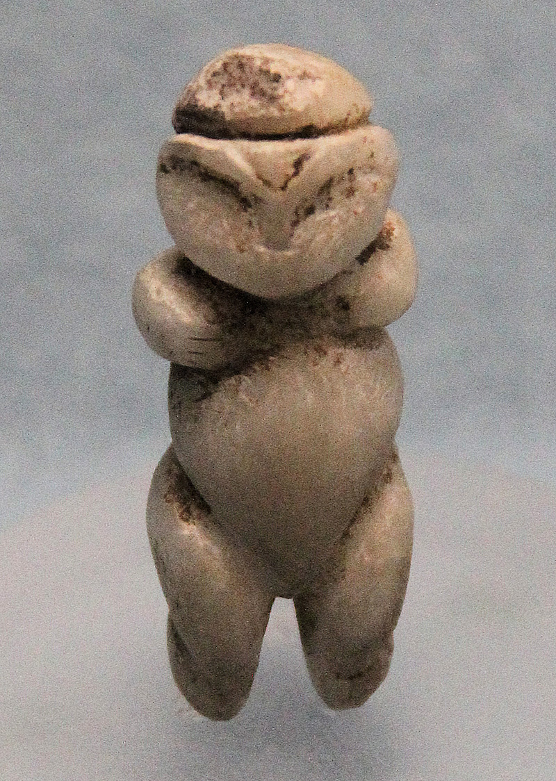 Figura humana de jade de la cultura HongShan. Foto: Wikipedia.