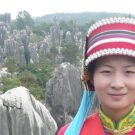 Mujer con el traje tradicional de la etnia Yi en el bosque de piedra de Shilin. Foto: Brücke-Osteuropa, dominio público. Wikimedia para «People of shinin».