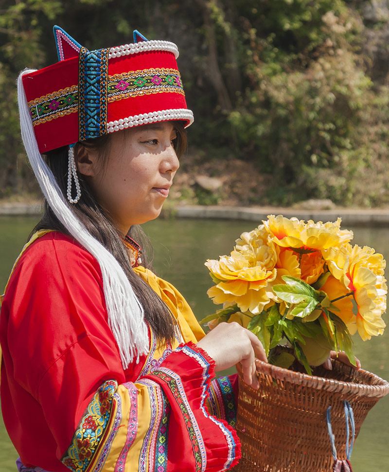 Mujer con el traje tradicional de la etnia Yi en el bosque de piedra de Shilin. Foto: CEphoto, Uwe Aranas or alternatively © CEphoto, Uwe Aranas, CC BY-SA 3.0. Wikimedia para «Sani people».