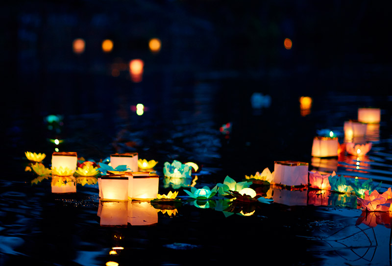 Zhongyuan, el festival de los fantasmas: Linternas flotando sobre el delta del río Yangtse, en Shanghai. Foto: 123RF.
