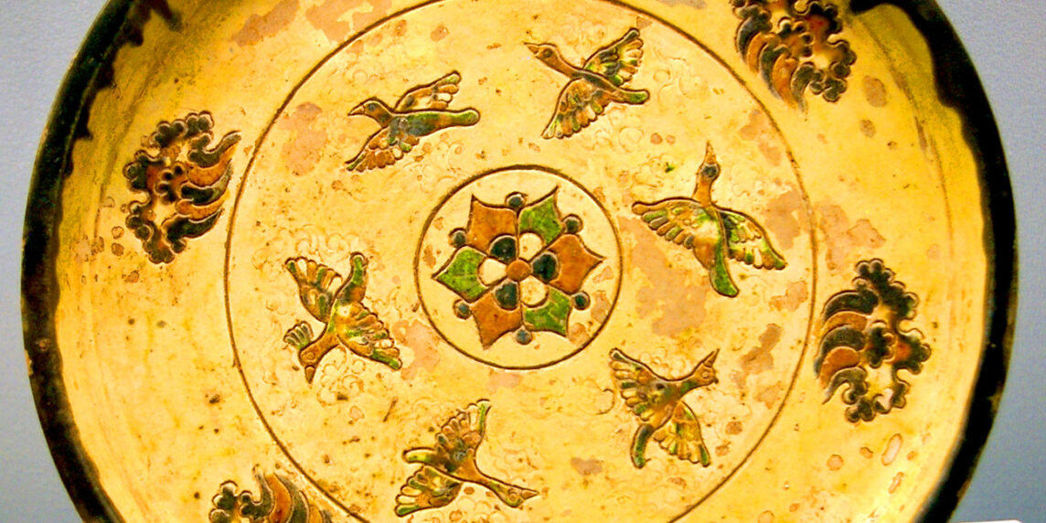Cerámica esmaltada tricolor acabada en cabeza de águila. Foto: Windmemories, CC BY-SA 4.0. Wikimedia para «Sancai ceramics of the Tang dinasty».