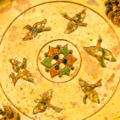 Cerámica esmaltada tricolor acabada en cabeza de águila. Foto: Windmemories, CC BY-SA 4.0. Wikimedia para «Sancai ceramics of the Tang dinasty».