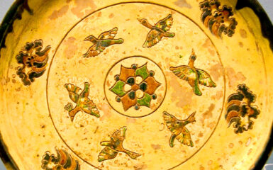 Cerámica esmaltada tricolor acabada en cabeza de águila. Foto: Windmemories, CC BY-SA 4.0. Wikimedia para «Sancai ceramics of the Tang dinasty».