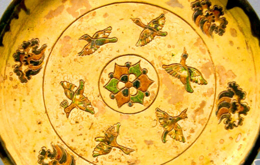 Cerámica esmaltada tricolor acabada en cabeza de águila. Foto: Windmemories, CC BY-SA 4.0. Wikimedia para «Sancai ceramics of the Tang dinasty».