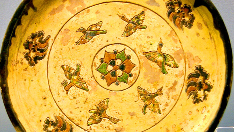 Cerámica esmaltada tricolor acabada en cabeza de águila. Foto: Windmemories, CC BY-SA 4.0. Wikimedia para «Sancai ceramics of the Tang dinasty».